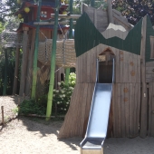 Bild vom Spielplatz anzeigen.