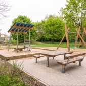 Bild vom Spielplatz anzeigen.