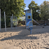 Bild vom Spielplatz anzeigen.