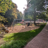 Bild vom Spielplatz anzeigen.