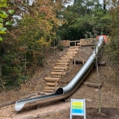 Bild vom Spielplatz anzeigen.
