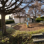 Bild vom Spielplatz anzeigen.