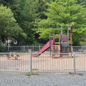 Bild vom Spielplatz anzeigen.