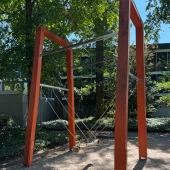 Bild vom Spielplatz anzeigen.