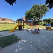 Bild vom Spielplatz anzeigen.