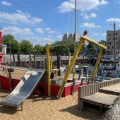 Bild vom Spielplatz anzeigen.