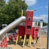 Bild vom Spielplatz anzeigen.