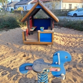 Bild vom Spielplatz anzeigen.