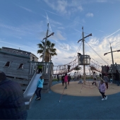 Bild vom Spielplatz anzeigen.