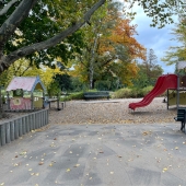 Bild vom Spielplatz anzeigen.