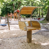 Bild vom Spielplatz anzeigen.