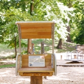 Bild vom Spielplatz anzeigen.