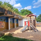 Bild vom Spielplatz anzeigen.