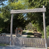 Bild vom Spielplatz anzeigen.