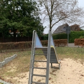 Bild vom Spielplatz anzeigen.