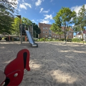 Bild vom Spielplatz anzeigen.