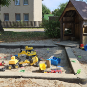 Bild vom Spielplatz anzeigen.