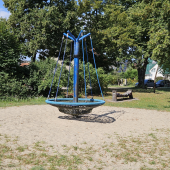 Bild vom Spielplatz anzeigen.