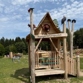 Bild vom Spielplatz anzeigen.