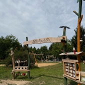 Bild vom Spielplatz anzeigen.