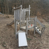 Bild vom Spielplatz anzeigen.