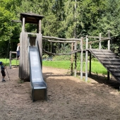Bild vom Spielplatz anzeigen.