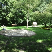 Bild vom Spielplatz anzeigen.