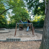 Bild vom Spielplatz anzeigen.