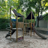 Bild vom Spielplatz anzeigen.