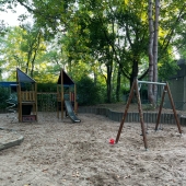 Bild vom Spielplatz anzeigen.