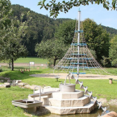 Bild vom Spielplatz anzeigen.
