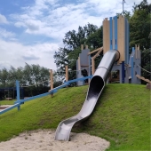 Bild vom Spielplatz anzeigen.