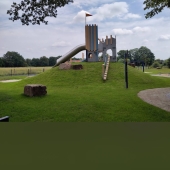 Bild vom Spielplatz anzeigen.