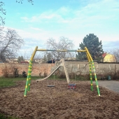 Bild vom Spielplatz anzeigen.