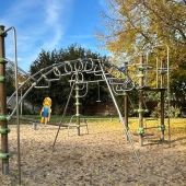 Bild vom Spielplatz anzeigen.