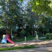 Bild vom Spielplatz anzeigen.