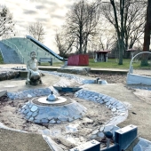 Bild vom Spielplatz anzeigen.