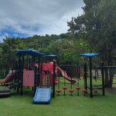 Bild vom Spielplatz anzeigen.