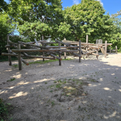 Bild vom Spielplatz anzeigen.