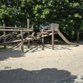 Bild vom Spielplatz anzeigen.