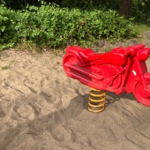 Bild vom Spielplatz anzeigen.