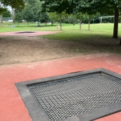 Bild vom Spielplatz anzeigen.