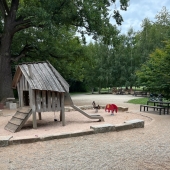 Bild vom Spielplatz anzeigen.