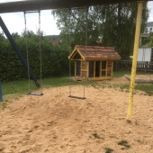 Bild vom Spielplatz anzeigen.