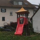 Bild vom Spielplatz anzeigen.