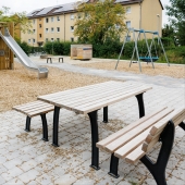 Bild vom Spielplatz anzeigen.