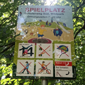 Bild vom Spielplatz anzeigen.