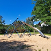 Bild vom Spielplatz anzeigen.