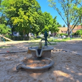 Bild vom Spielplatz anzeigen.