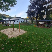 Bild vom Spielplatz anzeigen.